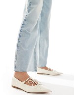 bow detail pointed flat shoe in white