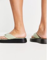 wide fit toepost flatform sandal in green