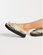 wide fit toepost flatform sandal in green